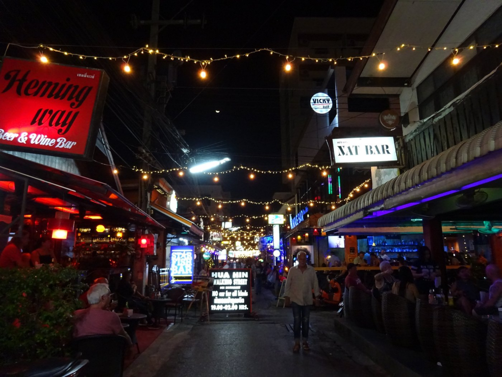 Walking Street Soi Bintabaht ที่เที่ยวหัวหินใกล้โรงแรม Loligo Resort Hua Hin