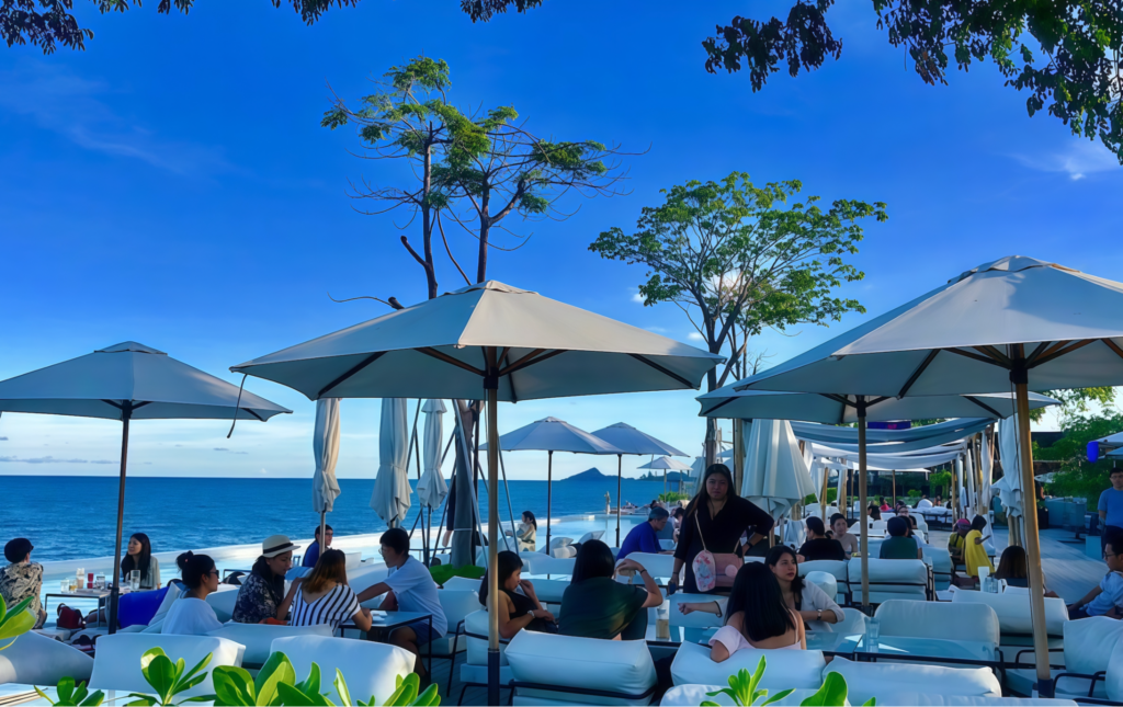 คาเฟ่ติดทะเลพร้อมวิวสระว่ายน้ำที่ Seenspace Hua Hin ตลาดโต้รุ่งหัวหิน