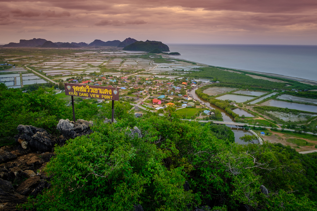 จุดชมวิวเขาแดง มองเห็นชุมชนและชายฝั่งเขาสามร้อยยอด