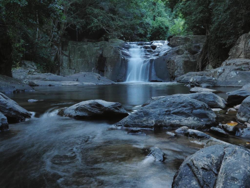 น้ำตกป่าละอูที่ไหลผ่านชั้นหินเรียงตัวอย่างเป็นธรรมชาติ