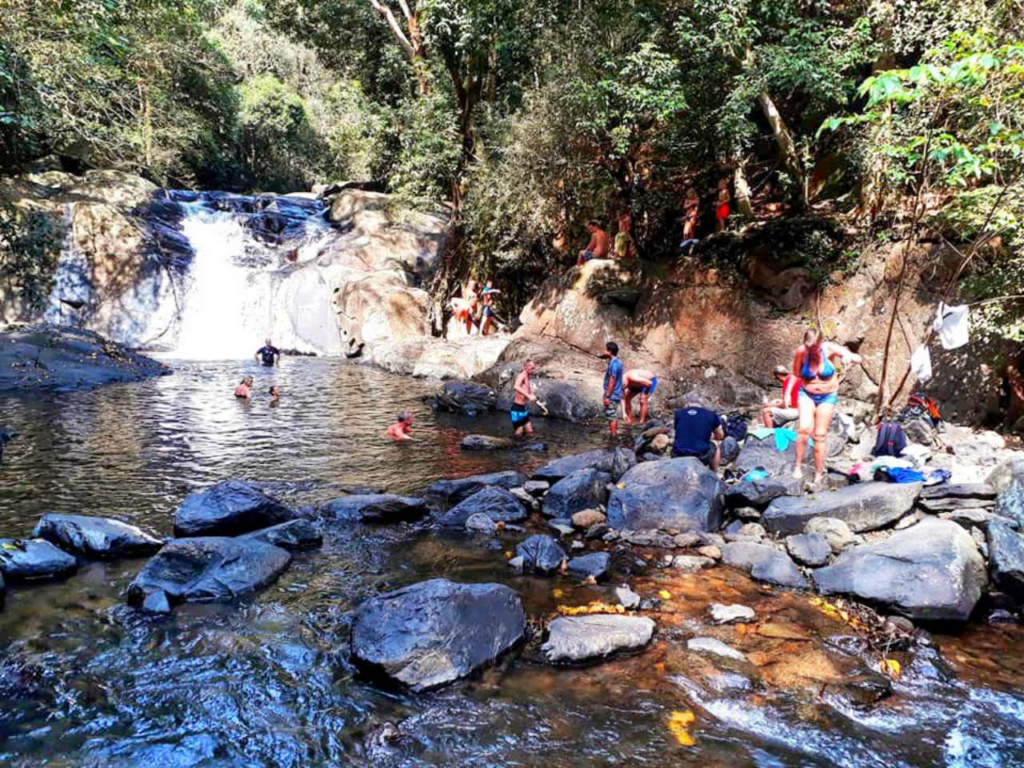 น้ำตกป่าละอูท่ามกลางบรรยากาศการเล่นน้ำที่สดชื่นและเป็นธรรมชาติในวันพักผ่อน