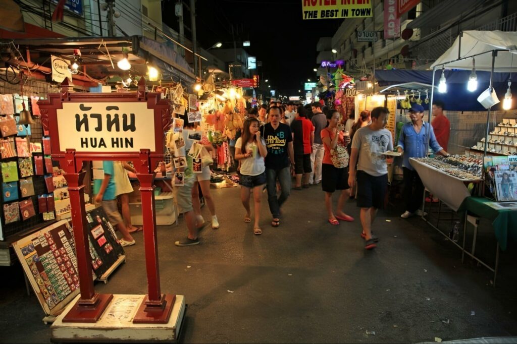 บรรยากาศยามค่ำของตลาดโต้รุ่งหัวหิน