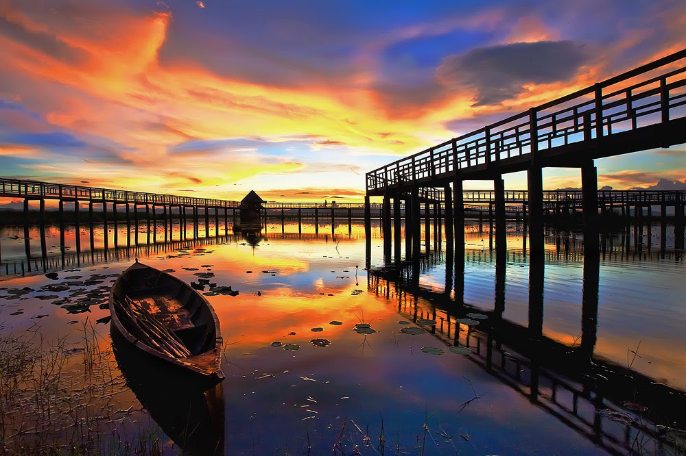 บึงบัวเขาสามร้อยยอดยามเย็น โดดเด่นด้วยสะพานไม้ทอดยาวรอบบึง