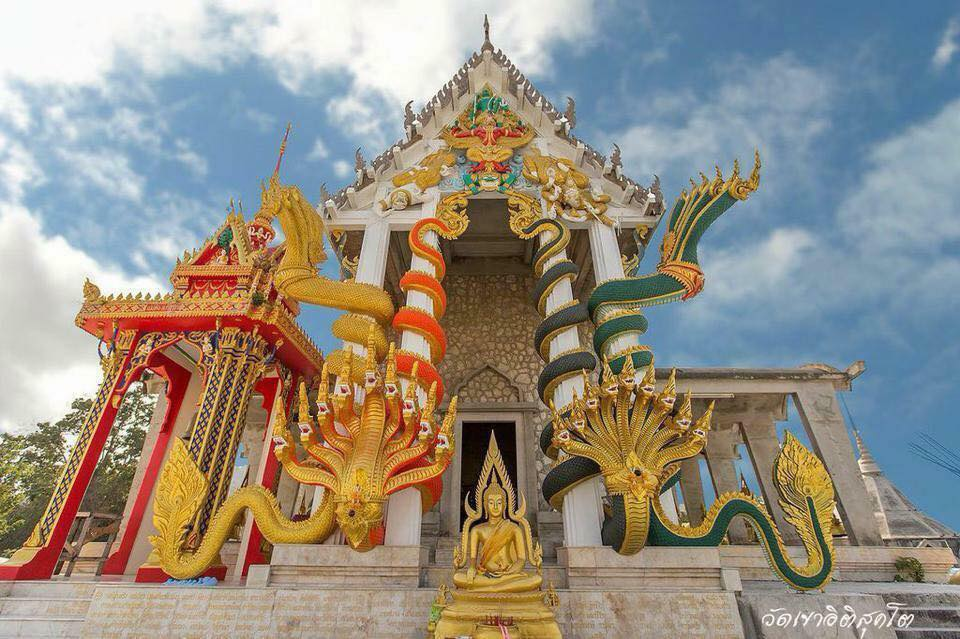 ประติมากรรมพญานาคสวยงามที่ซุ้มอุโบสถวัดเขาอิติสุคโต หัวหิน