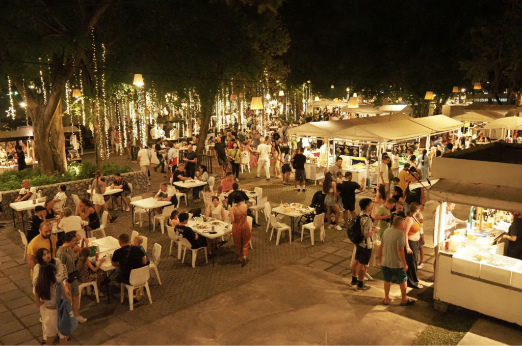 พื้นที่นั่งทานและร้านอาหารในตลาดโต้รุ่งหัวหิน ตลาดซิเคด้า