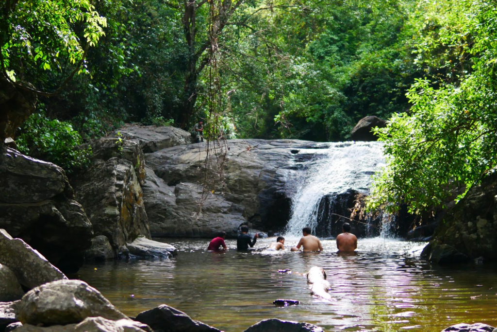 มุมน้ำตกป่าละอูที่สายน้ำไหลเบา ๆ รายล้อมด้วยธรรมชาติและผู้คน