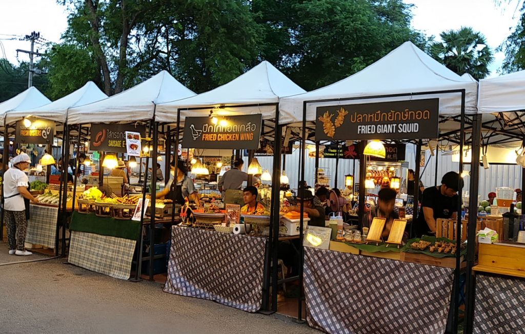 ร้านอาหารเรียงรายตลอดทางเดิน ภายในตลาดแทมมารีน ตลาดโต้รุ่งหัวหิน