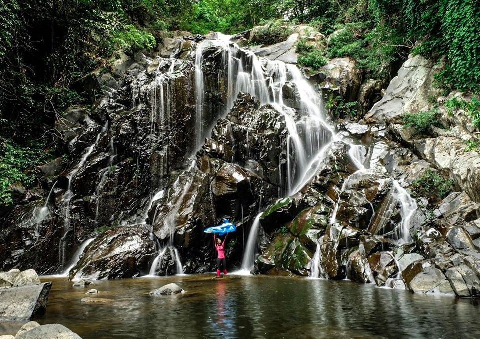 สายน้ำของน้ำตกป่าละอูไหลผ่านโขดหินกลางผืนป่าธรรมชาติอย่างต่อเนื่อง