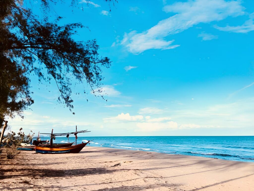 หาดบ่อนอก ชายหาดชานเมืองรอยต่อทะเลหัวหิน