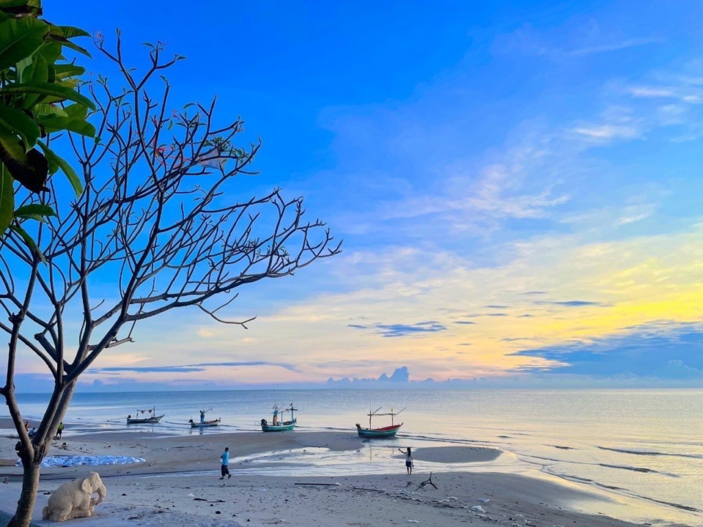 หาดบ่อฝ้าย ทะเลหัวหินที่ตอบโจทย์ความสงบ