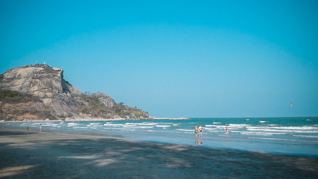 หาดเขาตะเกียบที่ผสานทะเลและภูเขา เติมเต็มทริปต่อจากน้ำตกป่าละอู