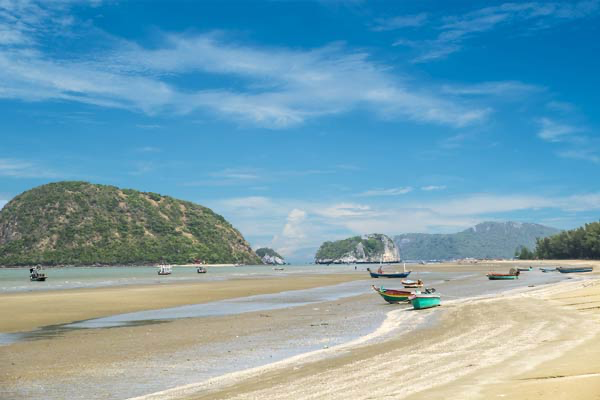 หาดแหลมศาลา เขาสามร้อยยอด รายล้อมด้วยภูเขาหินปูนและผืนน้ำสีฟ้า