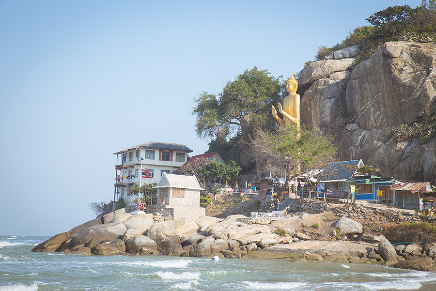 เที่ยววัดดังหัวหิน วัดเขาตะเกียบ (พระพุทธรูปปางห้ามสมุทร)