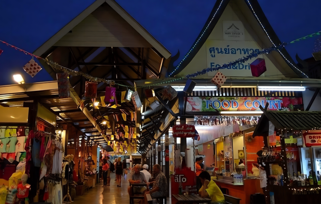 โซนร้านค้าในตลาดโต้รุ่งหัวหิน รวมร้านอาหาร และร้านเสื้อผ้าในพื้นที่เดียว