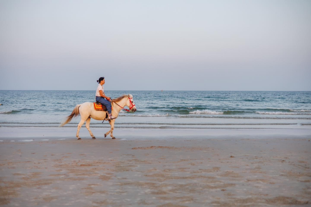 กิจกรรมขี่ม้าที่ หาดหัวหิน ที่เที่ยวหัวหินยอดนิยม ชายหาดบรรยากาศคึกคัก