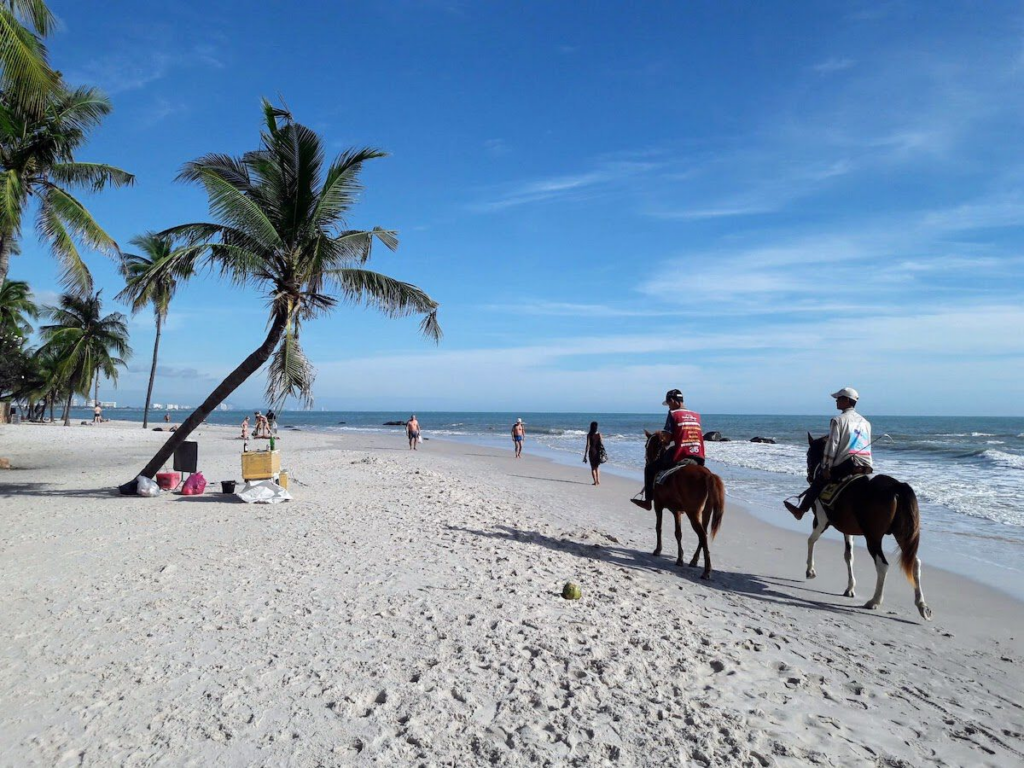 กิจกรรมขี่ม้าเลียบชายหาดเขาตะเกียบ ชมวิวทะเลตลอดแนวชายฝั่ง