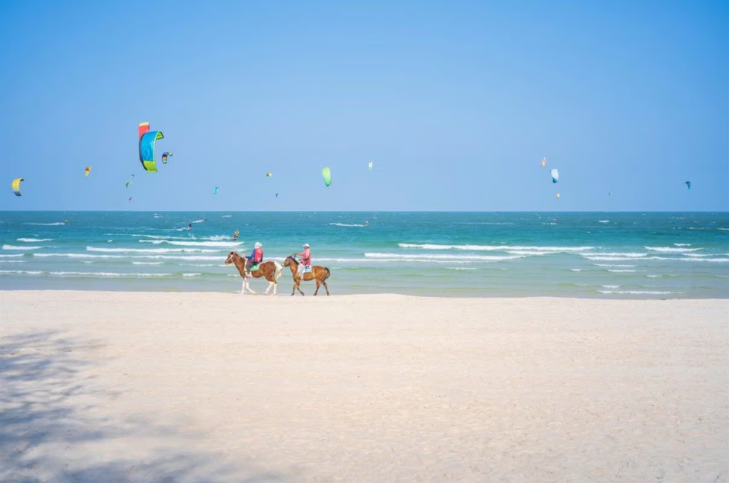 ขี่ม้าเลียบชายหาดหัวหิน กิจกรรม Signature ที่นักท่องเที่ยวนิยม