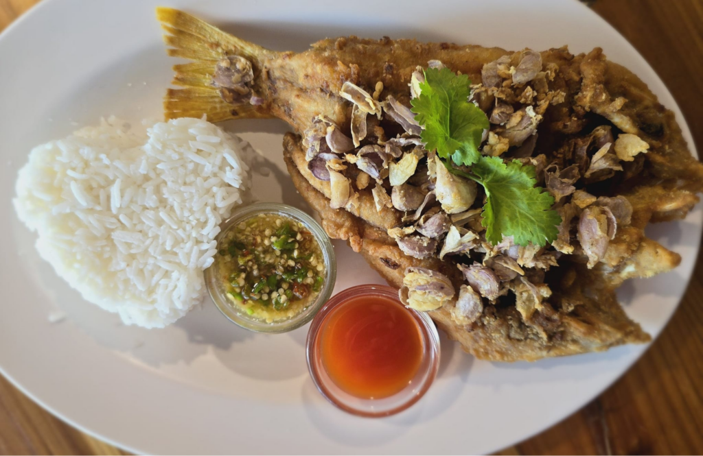 ข้าวปลาทอดกระเทียม ร้านอาหารหัวหิน ครัวป้าแจ๊ว