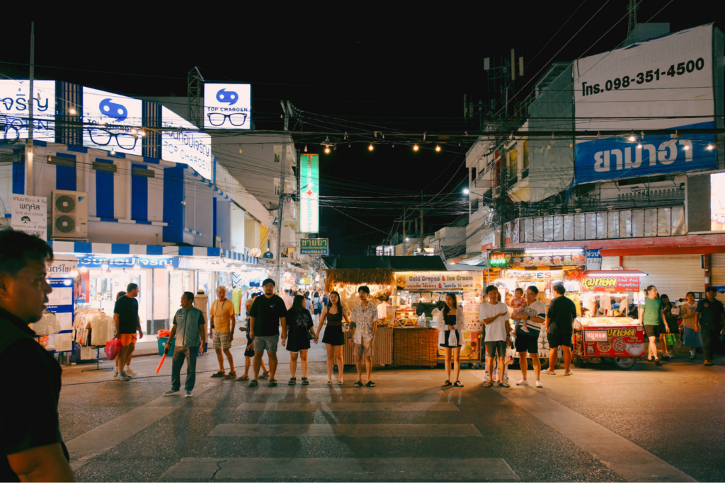 ตลาดกลางคืนถนนคนเดินหัวหิน สีสันยามเย็นถึงค่ำ