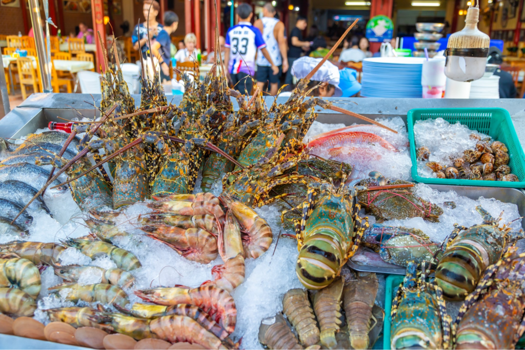 ตลาดโต้รุ่งหัวหิน บรรยากาศยามค่ำ แหล่งรวมของกินท้องถิ่นและอาหารทะเลยอดนิยม