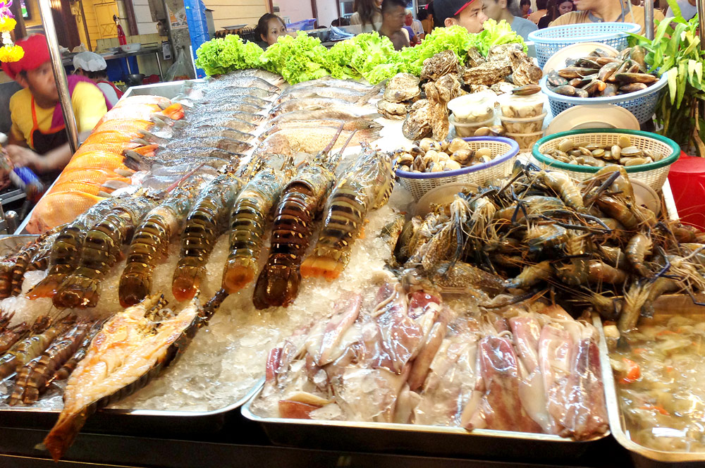 ตลาดโต้รุ่งหัวหิน บรรยากาศยามค่ำ อาหารทะเลสด