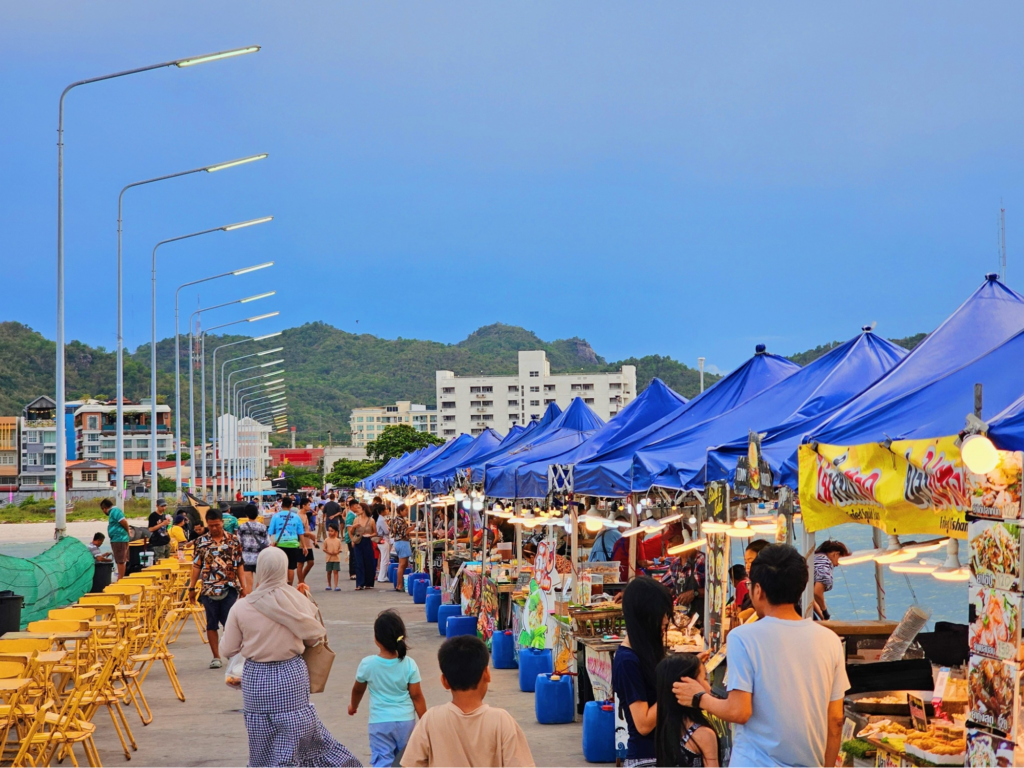 ถนนคนเดินสะพานปลาหัวหิน วิวทะเลกว้าง บรรยากาศชิล