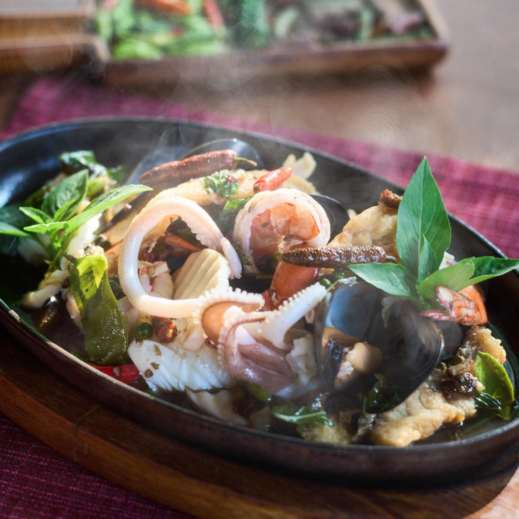 ทะเลผัดสามเผ็ดกระทะร้อน เมนูแนะนำ Let’s Sea Hua Hin’s Beach Restaurant