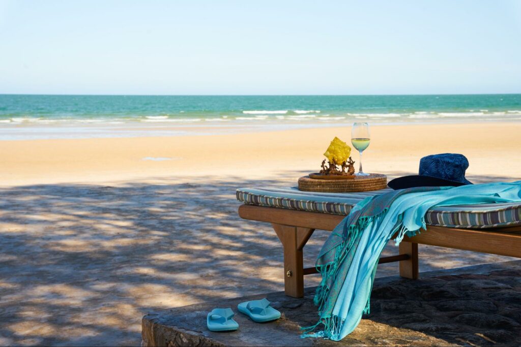 บรรยากาศชายหาดเขาตะเกียบหัวหิน โทนสบาย ๆ ริมทะเล