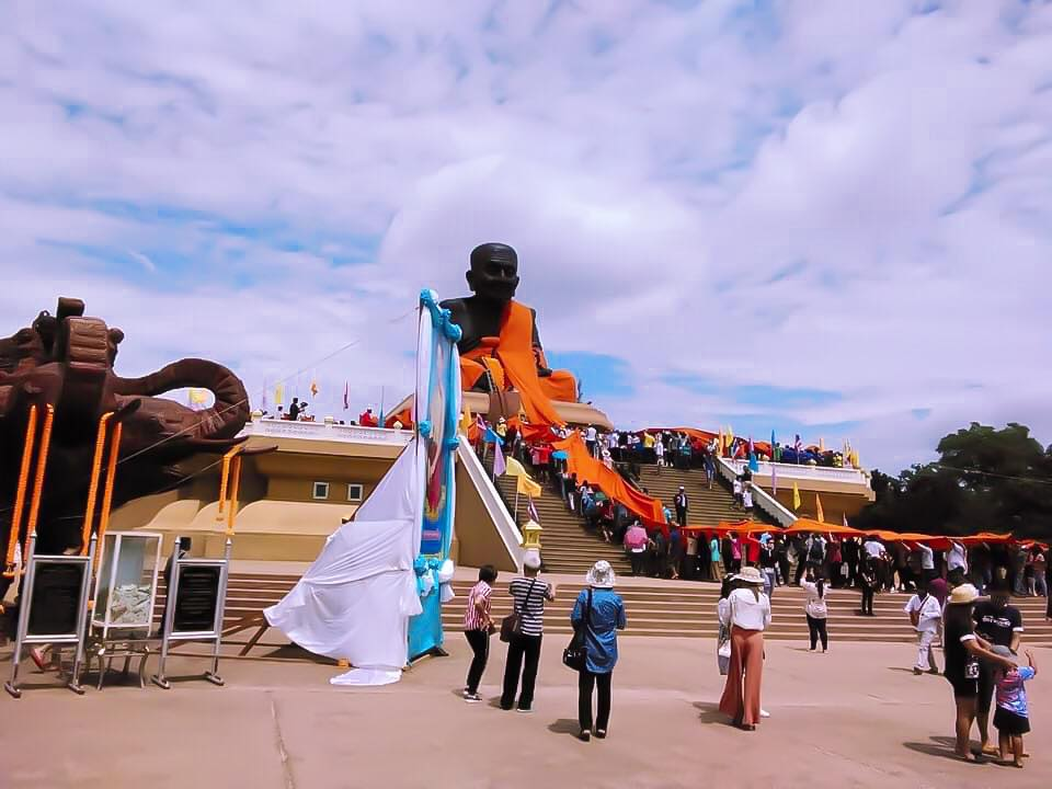 บรรยากาศพิธี ห่มผ้าจีวรหลวงปู่ทวดองค์ใหญ่ วัดห้วยมงคล หัวหิน