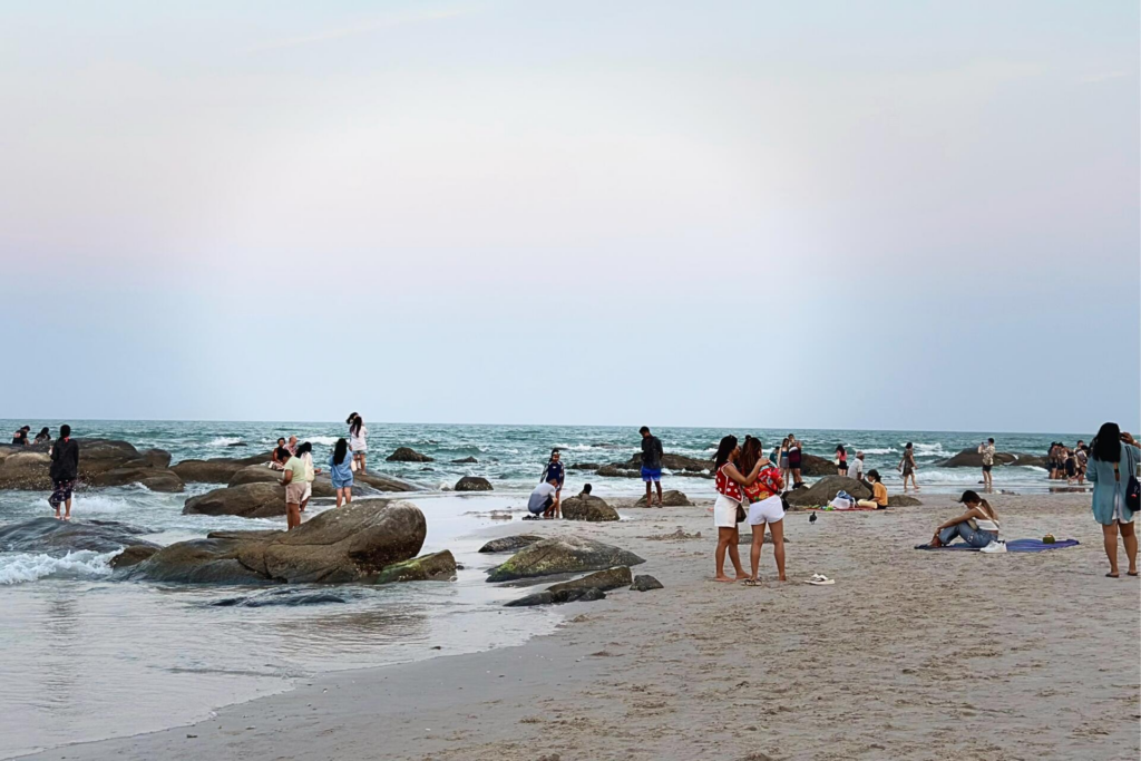 บรรยากาศหาดหัวหิน ชายหาดคึกคัก คาเฟ่ริมทะเล และกิจกรรมท่องเที่ยว