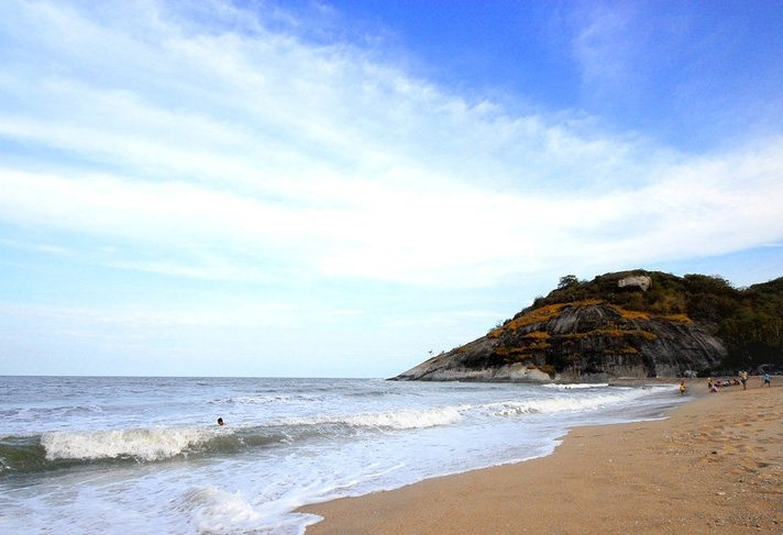 บรรยากาศเขาเต่า หัวหิน ชายหาดเงียบสงบโอบล้อมด้วยภูเขาและธรรมชาติ