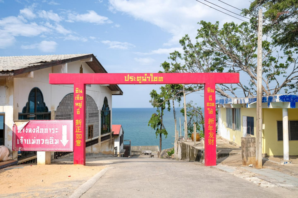 ประตูนำโชค วัดเขาตะเกียบ ทางไปจุดสักการะเจ้าแม่กวนอิม