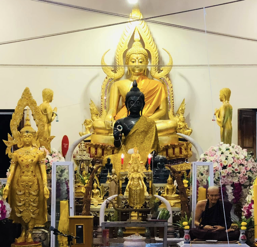 พระประธานภายในอุโบสถ วัดเขาน้อย หัวหิน