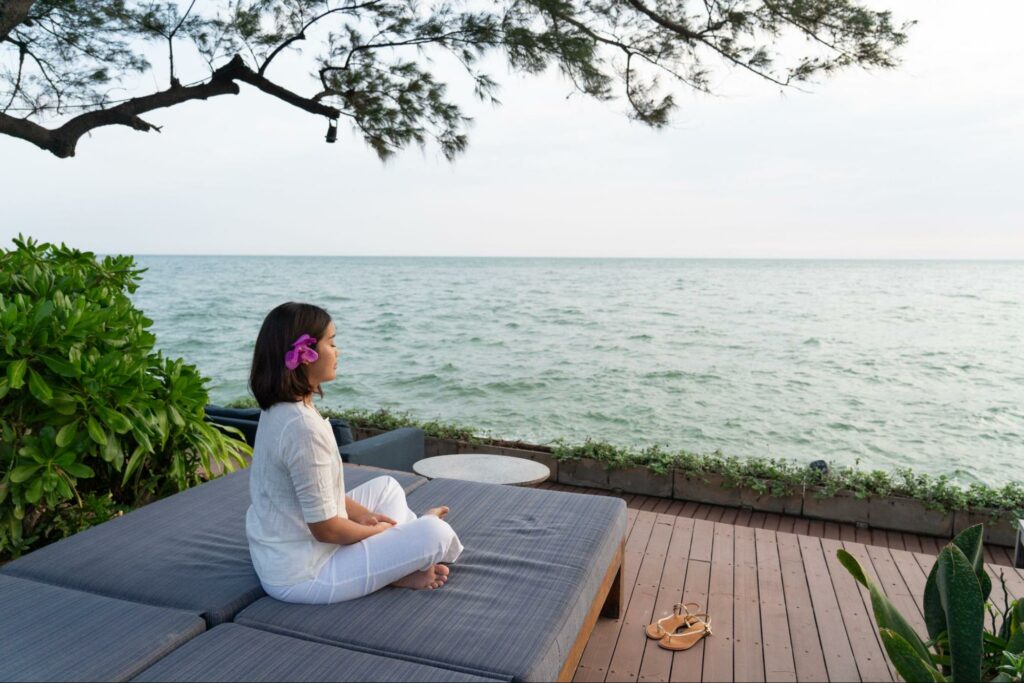 พระอาทิตย์ตกที่หาดหัวหิน บรรยากาศยามเย็นริมทะเลแสงอบอุ่น