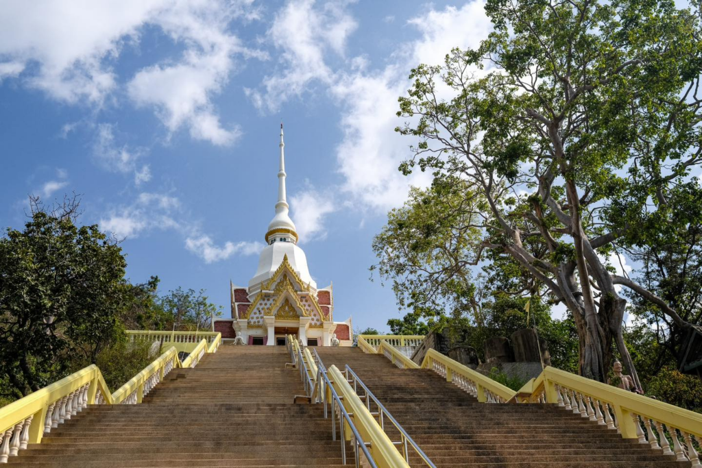 พระเจดีย์พระเขี้ยวแก้ว วัดเขาตะเกียบ ยอดเขา