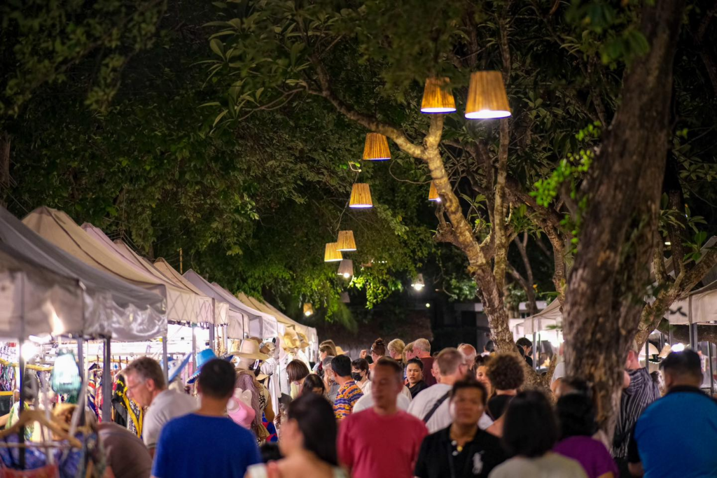 รวมร้านอร่อยและบรรยากาศคึกคัก ที่ถนนคนเดินหัวหิน