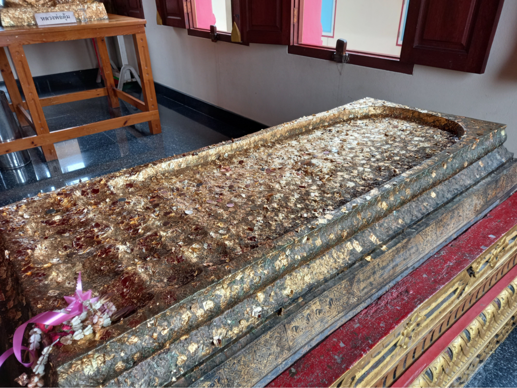 รอยพระพุทธบาทจำลองและพระบรมสารีริกธาตุภายในวัดหัวหิน