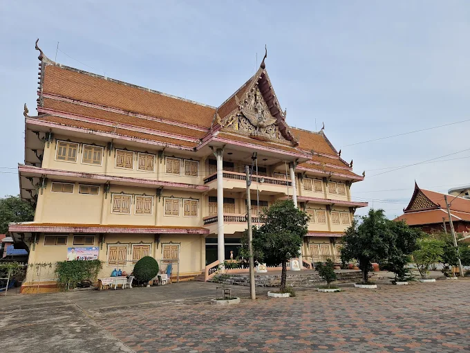 วัดหัวหินอยู่ที่ไหน วัดสำคัญใจกลางหัวหินใกล้แลนด์มาร์กหลักของเมือง