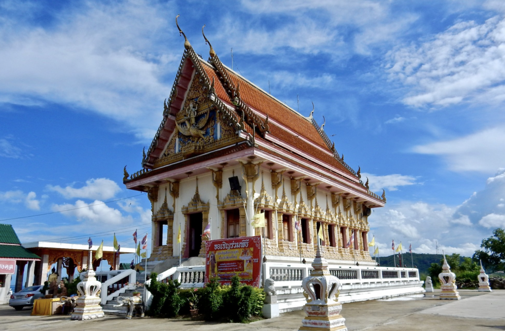 วัดเขาน้อย หัวหิน บรรยากาศร่มรื่นในเมือง