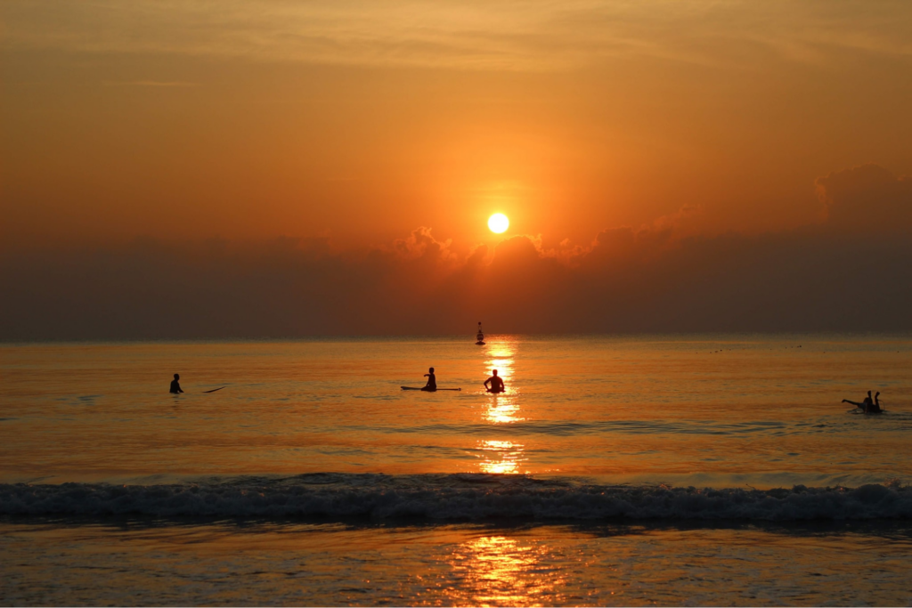 วิวพระอาทิตย์ตกที่หาดเขาตะเกียบหัวหิน แสงสีทองสะท้อนผืนน้ำ