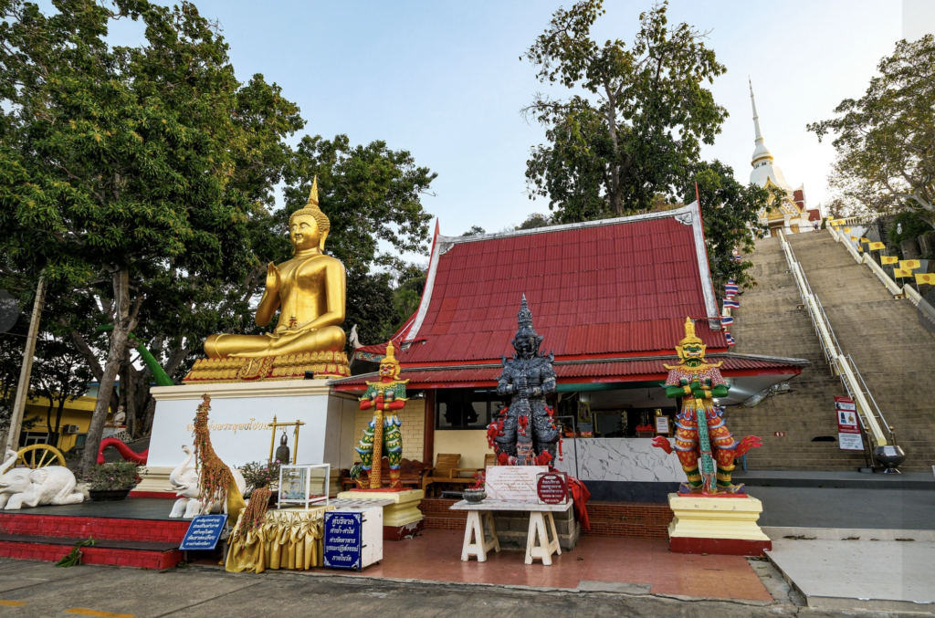 สักการะสิ่งศักดิ์สิทธิ์ ทางขึ้นวัดเขาตะเกียบ
