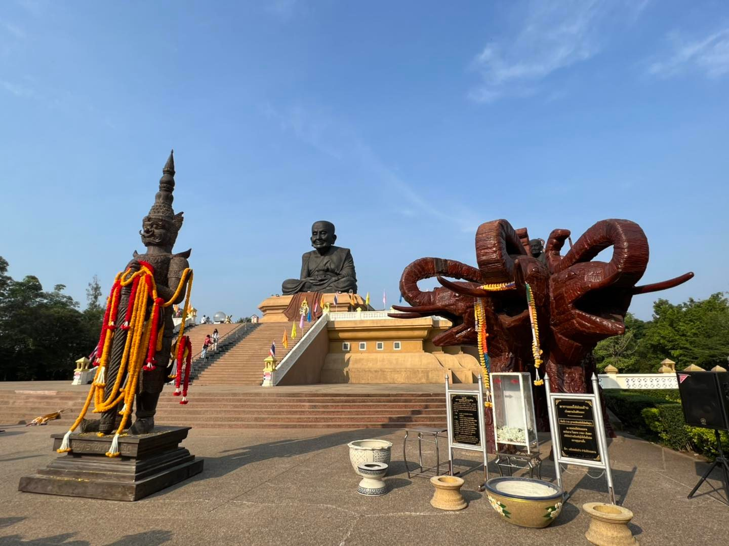 สิ่งศักดิ์สิทธิ์ในวัดห้วยมงคล หลวงปู่ทวดองค์ใหญ่ ท้าวเวสสุวรรณและช้างเอราวัณสามเศียร