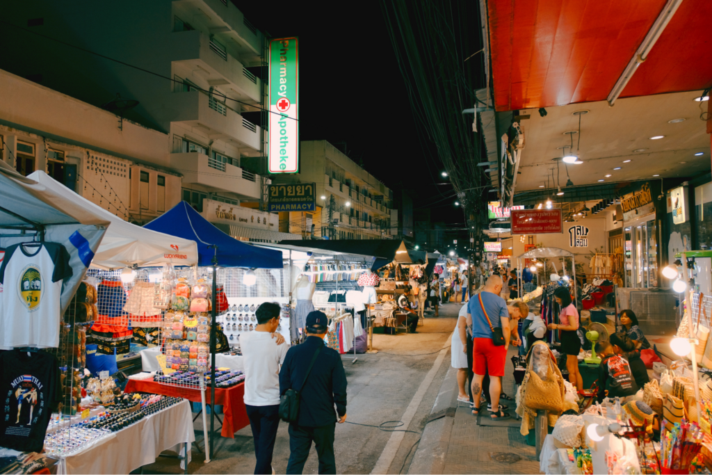 สีสันยามเย็นต่อเนื่องสู่ค่ำคืน ตลาดโต้รุ่งหัวหิน ถนนคนเดินหัวหิน