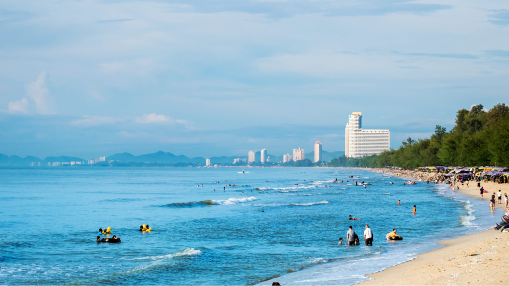 หาดหัวหิน ทะเลใสน้ำนิ่ง เหมาะเล่นน้ำและพักผ่อนขอบคุณภาพจาก _ Klook