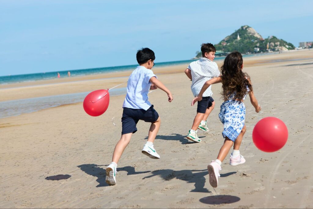 หาดหัวหินยามเช้า แสงทอง ม้าริมชายหาด บรรยากาศสงบ
