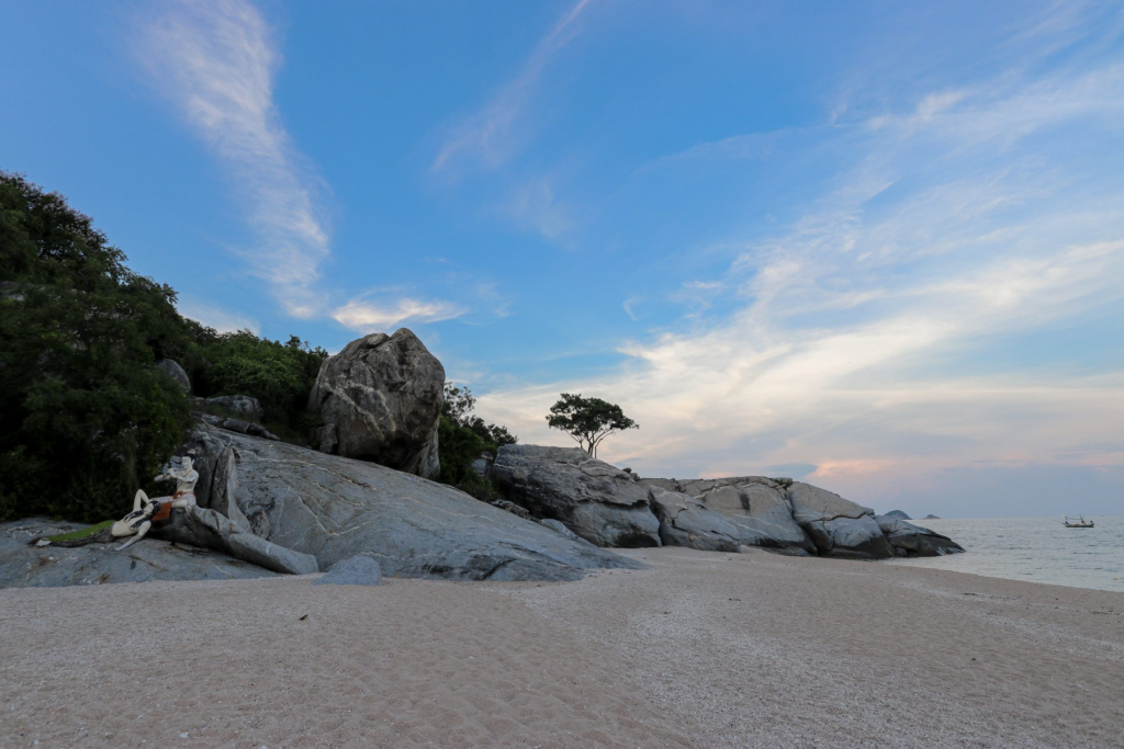 หาดเขาเต่า หัวหิน ชายหาดเงียบสงบ ทรายสลับโขดหิน พร้อมวิวภูเขาและทะเล