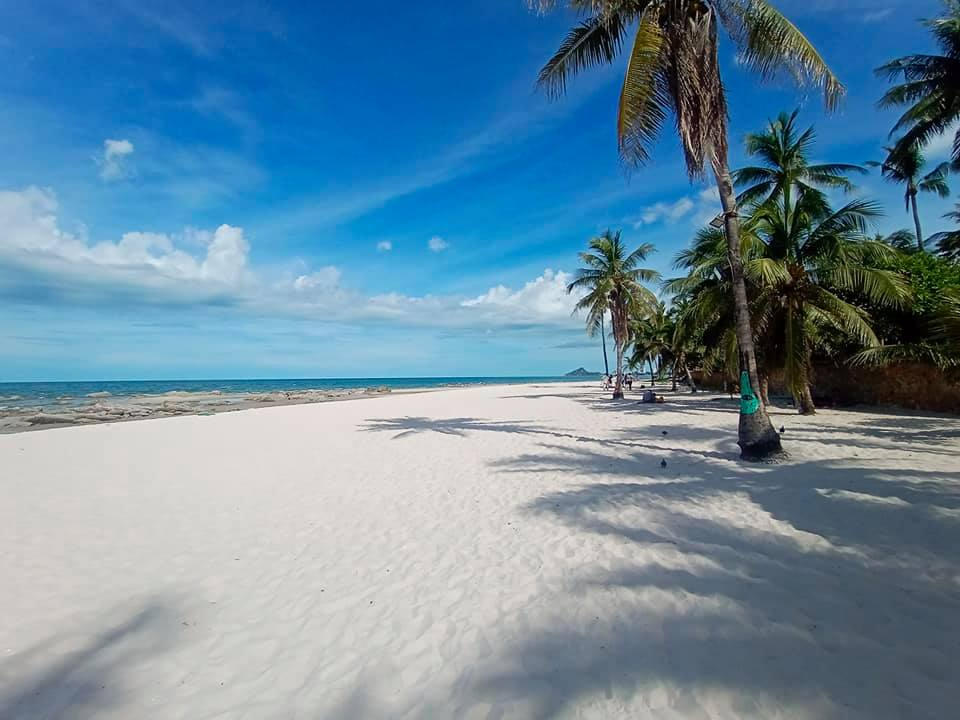 เดินเล่นริมชายหาดหัวหิน ทรายขาว น้ำทะเลใส