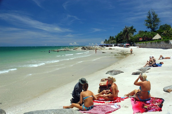 เล่นน้ำหาดหัวหิน ทะเลค่อนข้างสงบ เหมาะสำหรับครอบครัวและการพักผ่อนริมชายหาด
