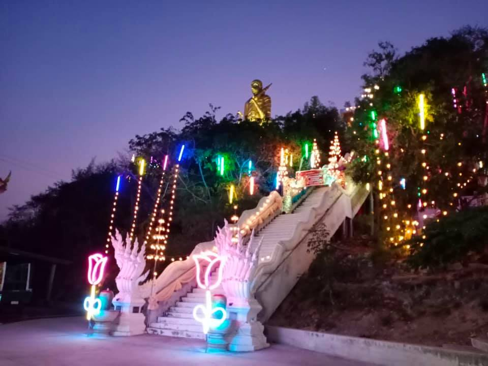 เส้นทางขึ้นวัดเขาน้อย หัวหิน บันไดขึ้นไปยังจุดชมวิว