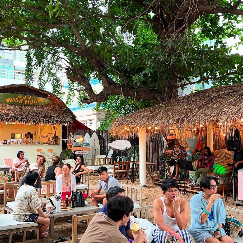 Pineapple Surf Club คาเฟ่หัวหินถ่ายรูปสวย ริมทะเลหัวหิน